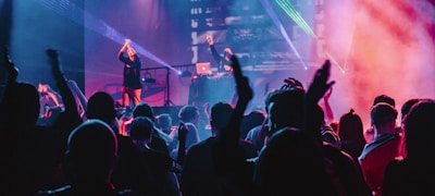 球迷在线热烈讨论比赛的用户界面示意图